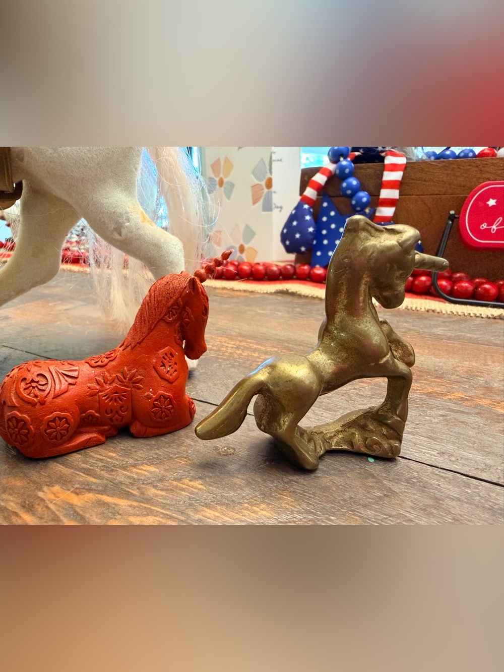 Set of 3 Unicorns Flocked Red Resin and solid Brass GUC collectors pieces - Picture 5 of 13